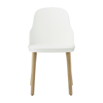 Chaise blanche au pietement en ch�ne allez blanc - normann copenhagen