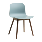 Chaise en plastique recycl� dusty blue et pieds en noyer aac 12 2. 0 - hay