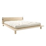Lit en bois clair avec matelas �cru et lampes de chevet 140x200cm peek double latex - karup design