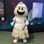 Costume de mascotte redbrokoly de raquette de tennis cr�me habill� d une jupe trap�ze et d epingles a ...