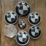 Kit 7 badge logo embleme bmw carbone noir gris capot 82mm + coffre 74mm + volant + 4 centre de roue