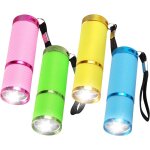 Lot de 4 mini torches de poche a del de couleurs mélangées, super lumineuses alimentées par piles, colorées, ... Lot de 4 mini torches de poche a del de couleurs mélangées, super lumineuses alimentées par piles, colorées, ...