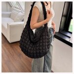 Sac l�ger en nylon matelass� avec rembourrage d'�paule. le noir