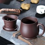 Tasse en argile violette avec passoire, couleur unie, café, eau, filtre fendu, verres a thé, service ... Tasse en argile violette avec passoire, couleur unie, café, eau, filtre fendu, verres a thé, service ...