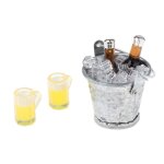 Accessoires miniatures pour maison de poup�e, 2 bi�res dans un seau a glace et 2 tasses a bi�re