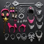 Accessoires de poup�e barbi, simulation de bijoux, collier, boucles d'oreilles, couronne, cintre rose, ...