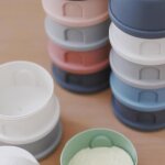 Beaba. bote doseuse. 4 compartiments. mineral grey / pink