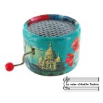 Bote a musique a manivelle ronde en carton - valse d'amlie poulain (tiersen) - lutece creations