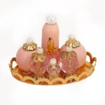 Bouteille de parfum rose miniature avec plateau dor pour maison de poupe, 1 / 12
