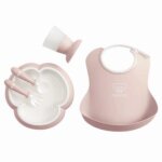 Coffret d�ner : bavoir, assiette, couverts et verre b�b� rose pastel babybjorn