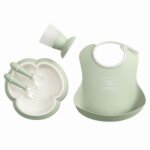 Coffret d�ner : bavoir, assiette, couverts et verre b�b� vert pastel babybjorn