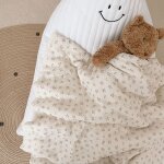 Couverture en mousseline a imprimé rose camélia pour bébé, couette pour l'été, couette florale pour bébé, ... Couverture en mousseline a imprimé rose camélia pour bébé, couette pour l'été, couette florale pour bébé, ...