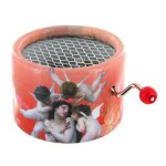 Une histoire d'amour - love story - bote a musique a manivelle ronde en carton avec mcanisme musical ...