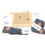 Jeu de multiplication montessori en bois avec d�s, pions et cartes math�matiques