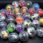 Jouet en plastique transparent de capsules de boule de surprise avec a l'intrieur le distributeur automatique ...