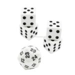 Lot de 5 d�s a facettes multiples, en acrylique blanc, accessoires de jeux de soci�t�, de famille, gravure, ...