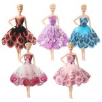 Lot de 5 vtements et accessoires de poupe faits a la main, y compris 5 robes de marie pour poupes ...