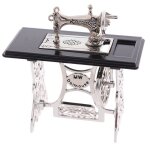 Machine a coudre en bois pour décoration de maison de poupée pour enfants, avec fil, ciseaux, accessoires ... Machine a coudre en bois pour décoration de maison de poupée pour enfants, avec fil, ciseaux, accessoires ...