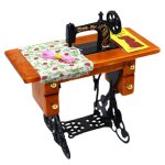 Machine a coudre en bois avec mini meubles pour maison de poupe, jouet d'ornement en tissu, 1 / 12
