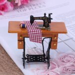 Machine a coudre avec tissu pour maison de poupe en bois, meubles miniatures vintage, 1 / 12