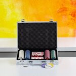 Malette de poker dés / jetons / cartes dans un etui en aluminium (200 pièces) Malette de poker dés / jetons / cartes dans un etui en aluminium (200 pièces)