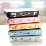 Mini valise miniature en aluminium pour maison de poupée, jolie boîte pour accessoires de poupée 1 / ... Mini valise miniature en aluminium pour maison de poupée, jolie boîte pour accessoires de poupée 1 / ...