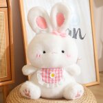 Poupée en peluche mignonne de bébé lapin portant un bavoir poupée de lapin fille oreiller de sommeil ... Poupée en peluche mignonne de bébé lapin portant un bavoir poupée de lapin fille oreiller de sommeil ...