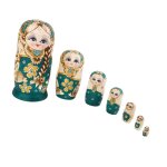 Une s�rie de 7 poup�es russes matriochkas en bois peints motif de fille aux cheveux tress�s