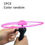 Toupie volante lumineuse pour enfant, avec manche, amusant, ovni, avec led, jeu d'extérieur, jouets pour ... Toupie volante lumineuse pour enfant, avec manche, amusant, ovni, avec led, jeu d'extérieur, jouets pour ...