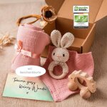 Yemaesre - coffret cadeau naissance pour fille - hochet lapin - voiture de jeu hérisson, bavoir, mousseline ... Yemaesre - coffret cadeau naissance pour fille - hochet lapin - voiture de jeu hérisson, bavoir, mousseline ...