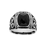 Bague acier pierre facette noire motif triskel sur coté Bague acier pierre facette noire motif triskel sur coté