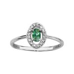 Bague argent rhodi forme ovale verre vert entourage oxydes blancs sertis