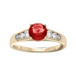 Bague plaqué or grand diamètre oxyde rouge et oxydes blancs sertis Bague plaqué or grand diamètre oxyde rouge et oxydes blancs sertis