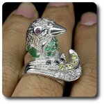 Bague rubis saphir emeraude argent 925 . en forme d' aigle Bague rubis saphir emeraude argent 925 . en forme d' aigle