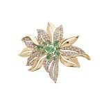 Broche plaqu or fleur oxydes verts et blancs sertis