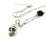 Collier crateur  tte de mort  noir argent