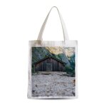 Grand sac shopping plage etudiant cabane en bois au bord d'un lac de montagne Grand sac shopping plage etudiant cabane en bois au bord d'un lac de montagne
