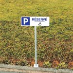 M�ts avec platine d'ancrage pour la fixation des petits panneaux