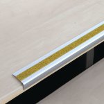Nez de marche antidrapants en aluminium jaune public - puissance leve