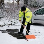 Poussoir  neige en polypropylne avec manche en bois