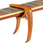 Bois foncé - capo de guitare en alliage 1 pièce adapté aux guitares folk a 6 cordes, guitares acoustiques ... Bois foncé - capo de guitare en alliage 1 pièce adapté aux guitares folk a 6 cordes, guitares acoustiques ...