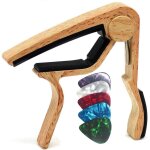 Capodastre de guitare avec 5 médiators (couleur bois d'origine) - 75 x 80 mm, en alliage pour guitare ... Capodastre de guitare avec 5 médiators (couleur bois d'origine) - 75 x 80 mm, en alliage pour guitare ...