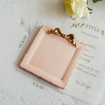 Carré rose - assiette vintage avec nâ¿ud papillon dans photographie nature morte, accessoires de studio ... Carré rose - assiette vintage avec nâ¿ud papillon dans photographie nature morte, accessoires de studio ...