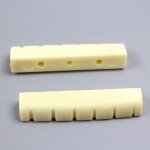 Lot d'instruments musicaux, 4 pièces, guitare electrique, blanc, noir, cordes, oreiller Lot d'instruments musicaux, 4 pièces, guitare electrique, blanc, noir, cordes, oreiller
