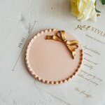Round rose - assiette vintage avec n¿ud papillon dans photographie nature morte, accessoires de studio ... Round rose - assiette vintage avec n¿ud papillon dans photographie nature morte, accessoires de studio ...