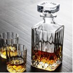 Bouteille vintage pour liqueur de sirkey cognac scotch en verre avec capuchon 9x23cm Bouteille vintage pour liqueur de sirkey cognac scotch en verre avec capuchon 9x23cm