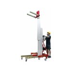 Monte charge pour demi - palette - hauteur max 6000mm - capacit 250kg - leve prcise par manivelle ...