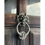 Heurtoir de porte en forme de t�te de lion, bronze
