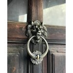 Heurtoir de porte en forme de tte de lion, bronze
