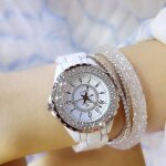 Montre en céramique pour femme avec cadran numérique personnalisé et sertie de diamants Montre en céramique pour femme avec cadran numérique personnalisé et sertie de diamants